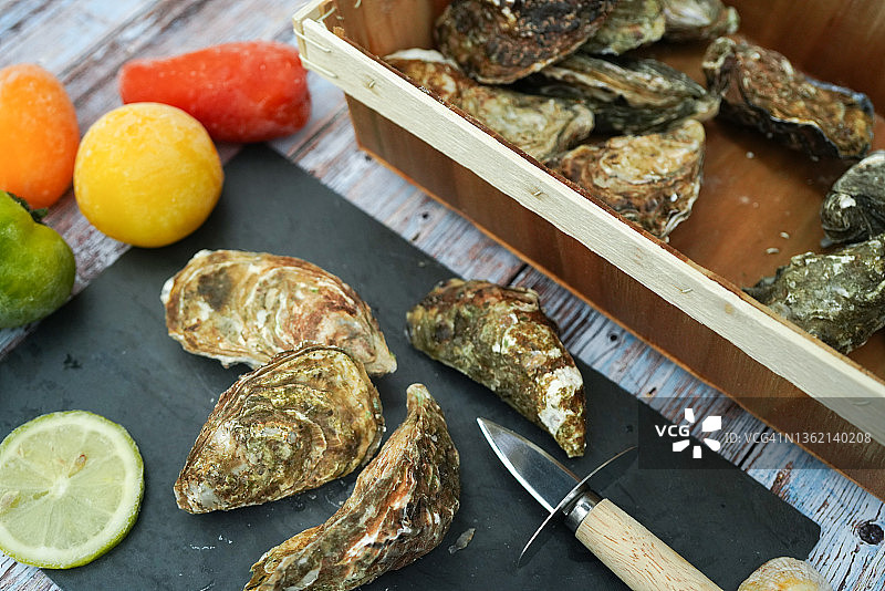 假日美食：三文鱼和牡蛎图片素材