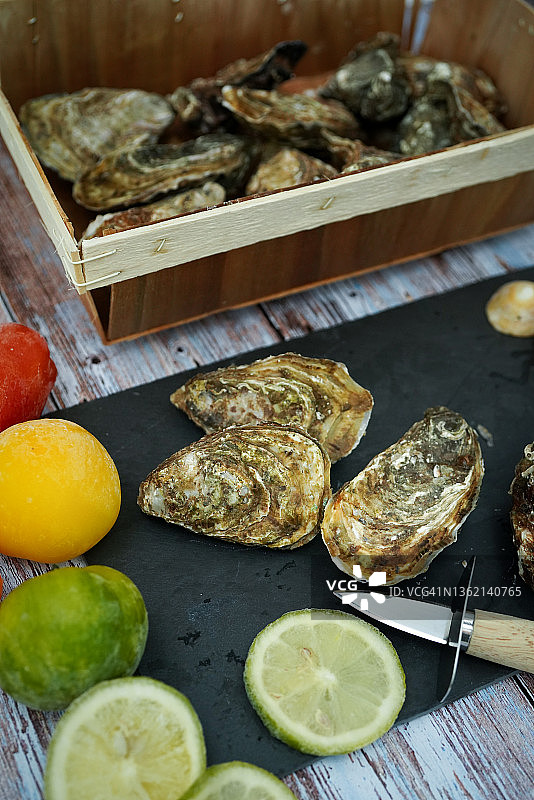 假日美食：三文鱼和牡蛎图片素材