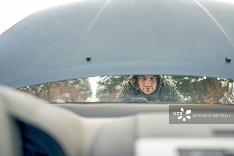 男人正在检查汽车引擎盖图片素材