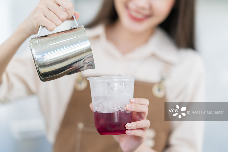 咖啡师在柜台倾倒石榴苏打冷饮图片素材