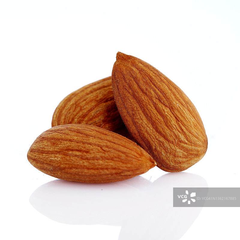 白色背景上的杏仁图片素材