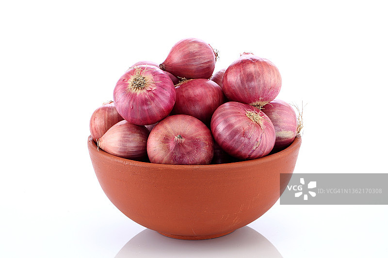 碗里新鲜的红洋葱，白色背景图片素材