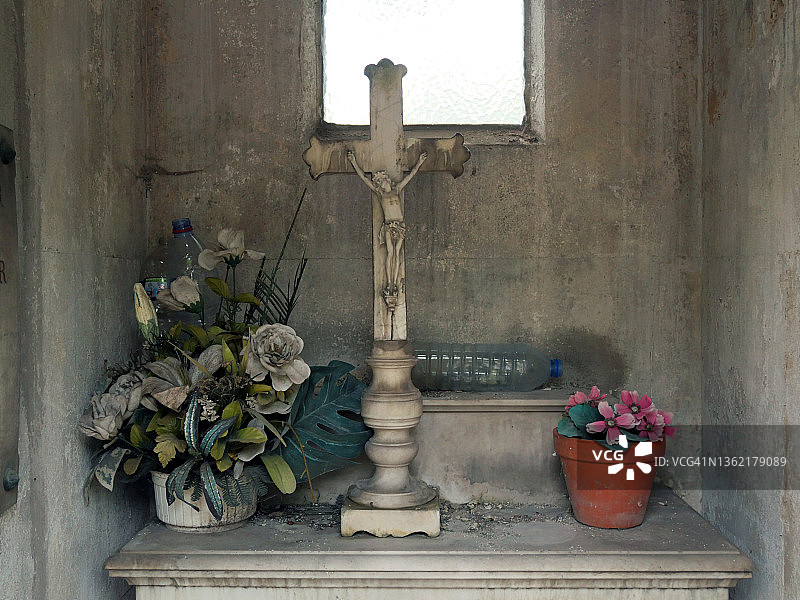 巴黎一间废弃教堂满是灰尘的祭坛上的古老苦像图片素材