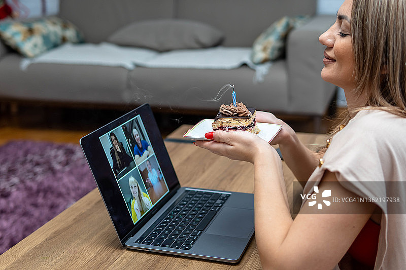 女人通过视频会议庆祝生日图片素材