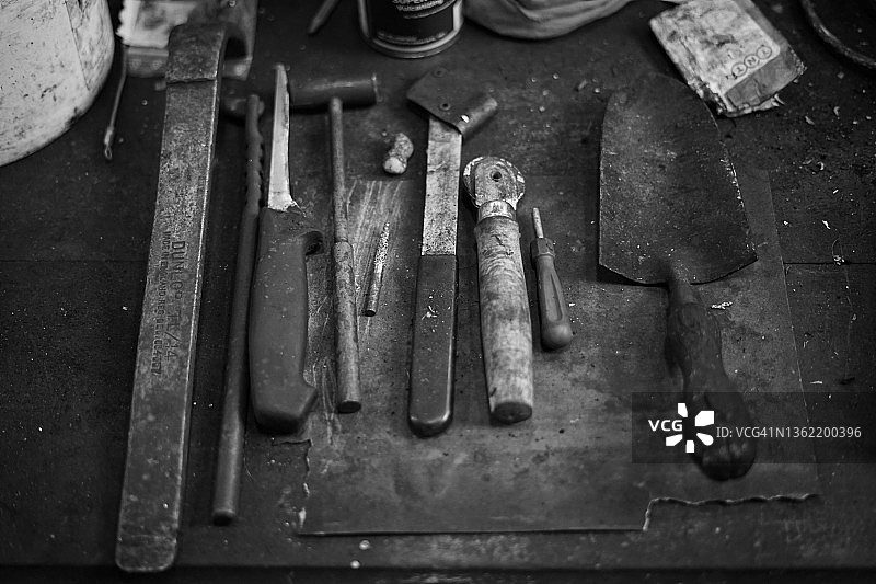 黑白旧车库工具图片素材