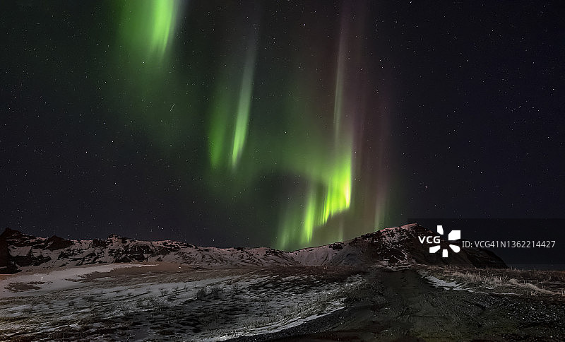 冰岛维克镇夜间北极光与雪山（十月冬季）图片素材