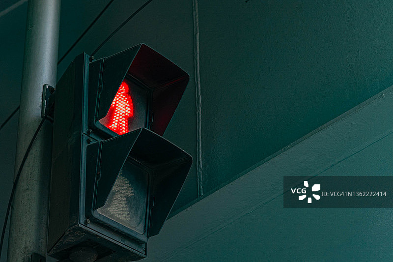 人行横道交通标志，停止和行走指示灯亮起图片素材