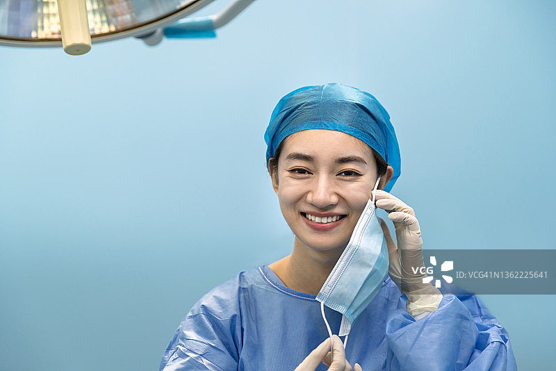 手术室里的年轻亚洲女医生图片素材