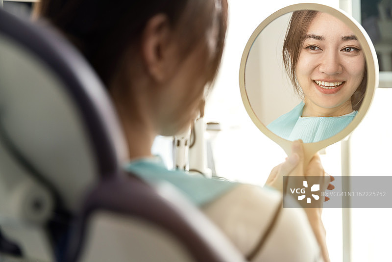 年轻女人检查治疗后的牙齿图片素材