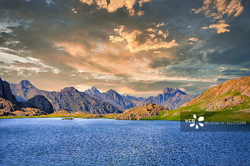 火山口湖山峰的壮丽景色，背景是戏剧性的多云红色橙色天空图片素材