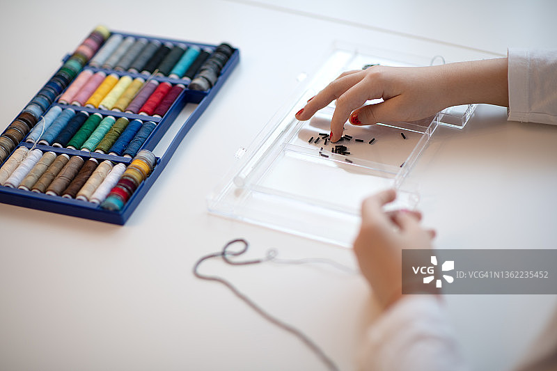 串珠子的女孩图片素材