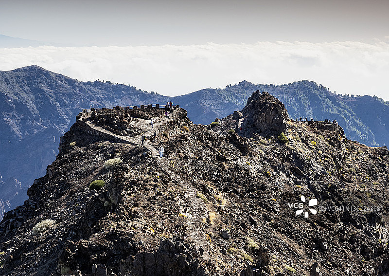 游客在拉帕尔马岛上罗克·德·洛斯·穆查乔斯观景点之间行走图片素材