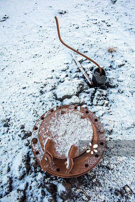 冰岛熔岩石上的金属通风口图片素材