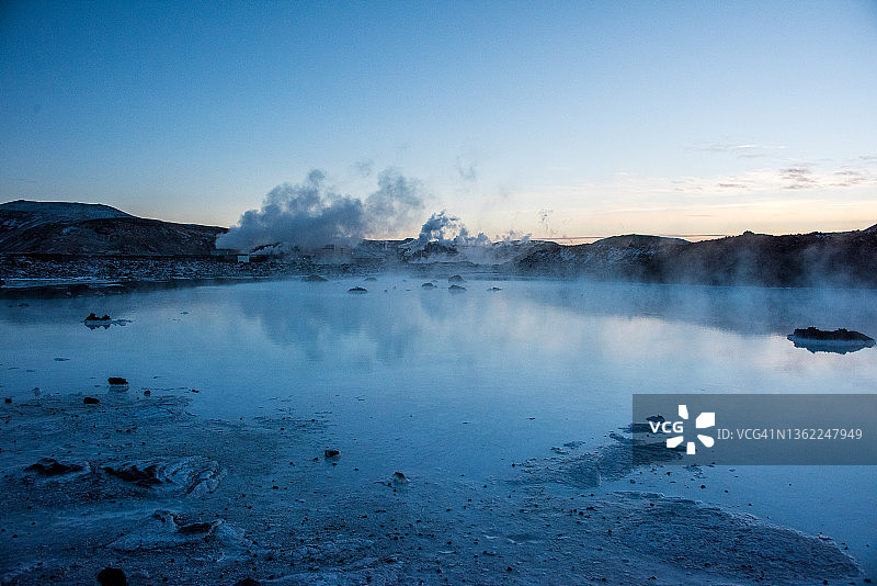 冰岛地热蓝色温泉，位于被雪覆盖的熔岩石中图片素材