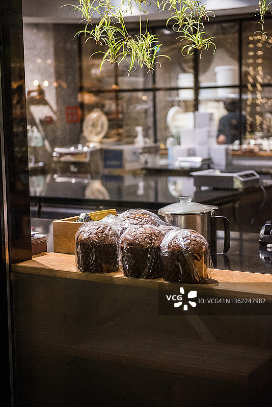 面包店货架上的意式甜面包图片素材