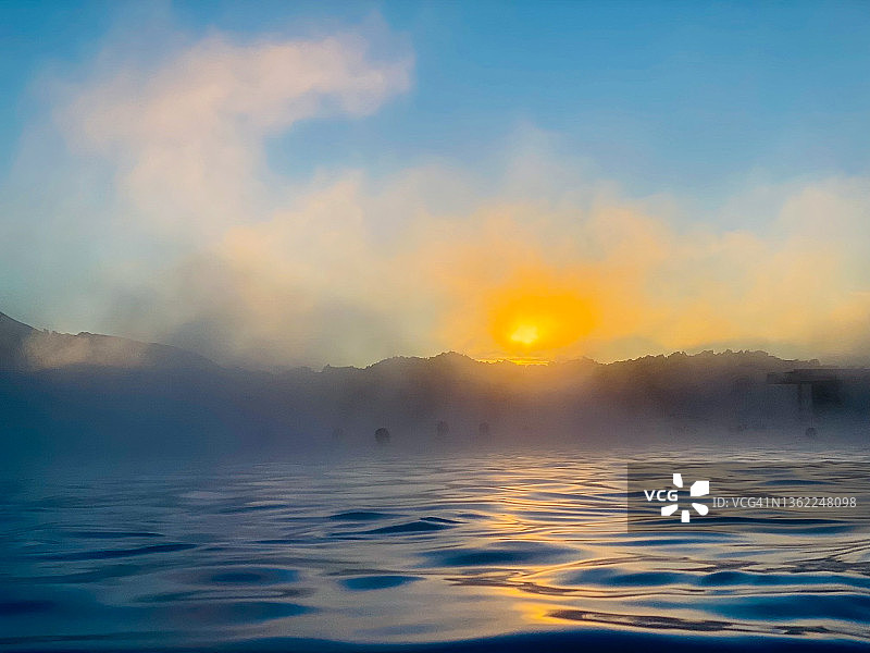 日落时分的冰岛地热蓝色温泉图片素材