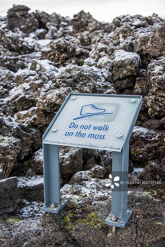 “请勿踩踏苔藓”告示牌图片素材
