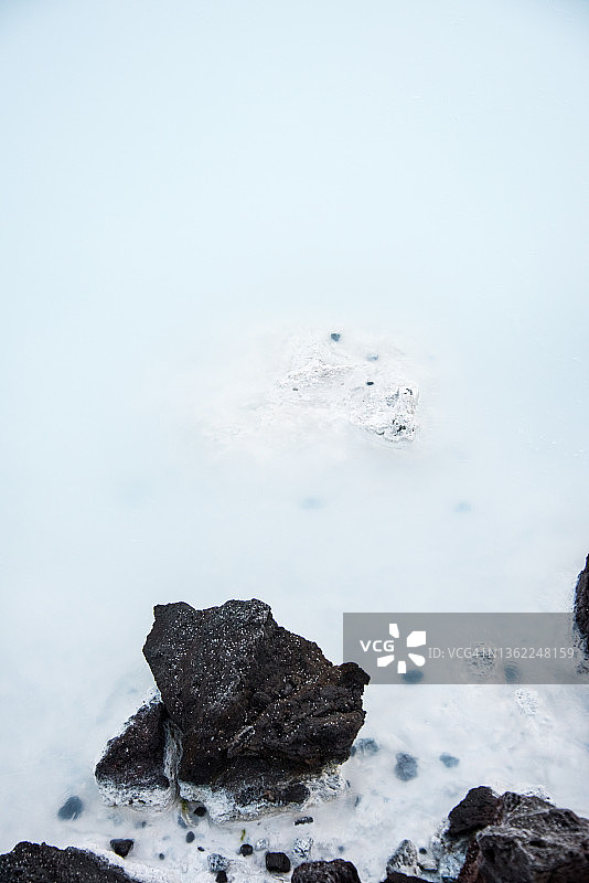 冰岛火山熔岩与地热蓝水中的硅 deposits图片素材