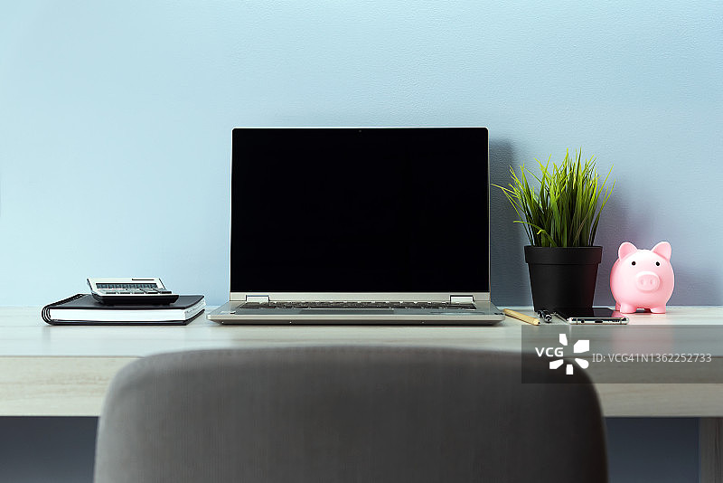 办公桌上的黑屏笔记本电脑图片素材