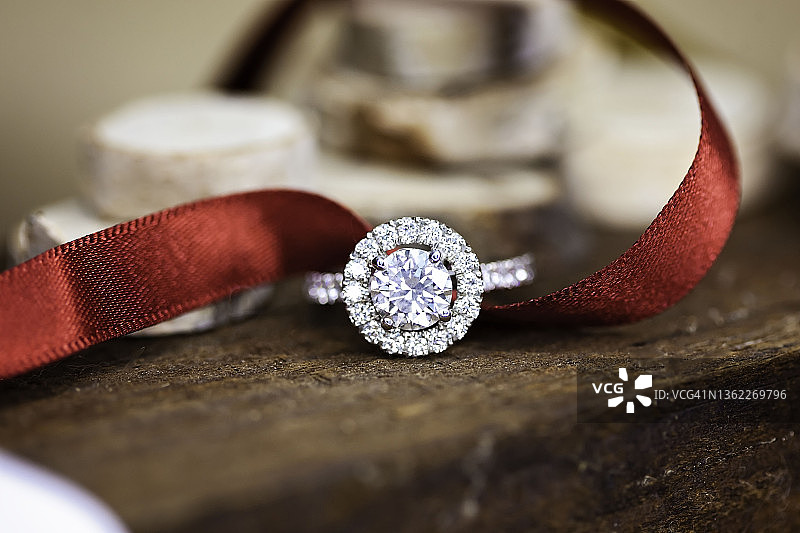 钻石光环戒指与红色丝带图片素材