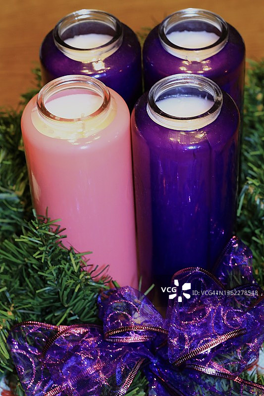 带有传统彩色蜡烛的圣诞花环图片素材