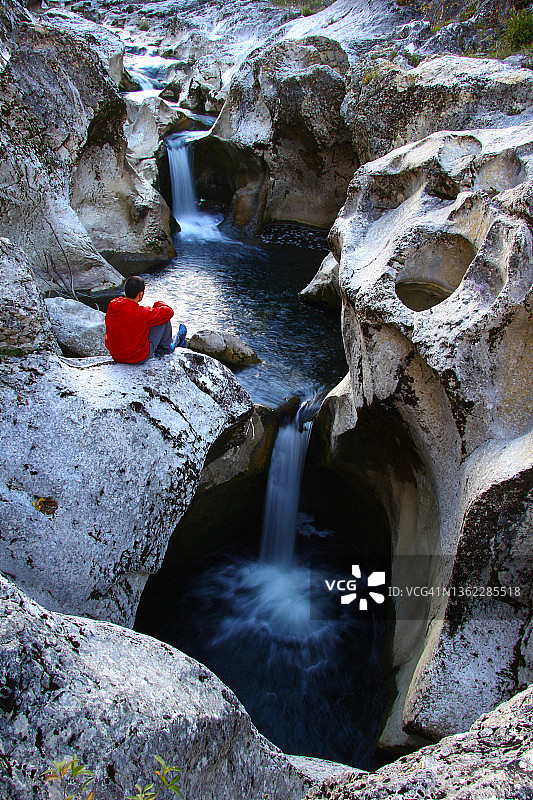 男人在土耳其卡斯塔莫努的霍尔马峡谷欣赏瀑布图片素材