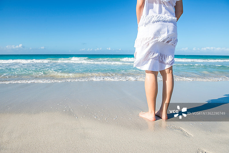 女子站在海滩上图片素材