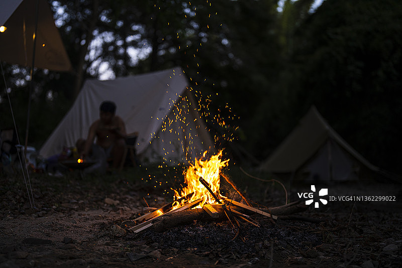 在阿迪朗达克山脉湖边帐篷和营地外的篝火图片素材