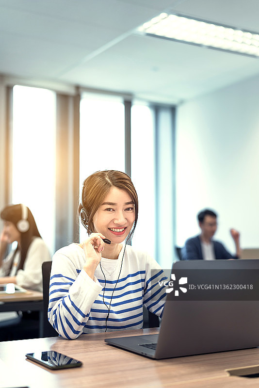 商务人员通过视频会议洽谈业务图片素材