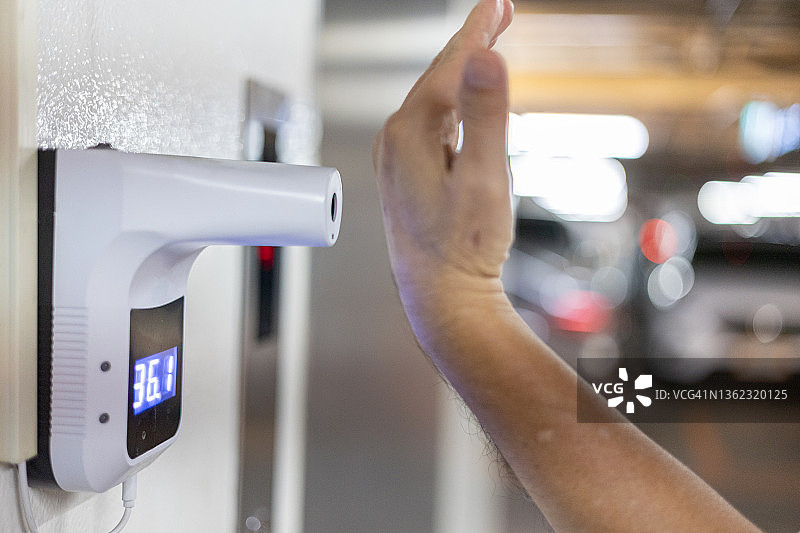 人员进入前的自动测温筛查机器图片素材