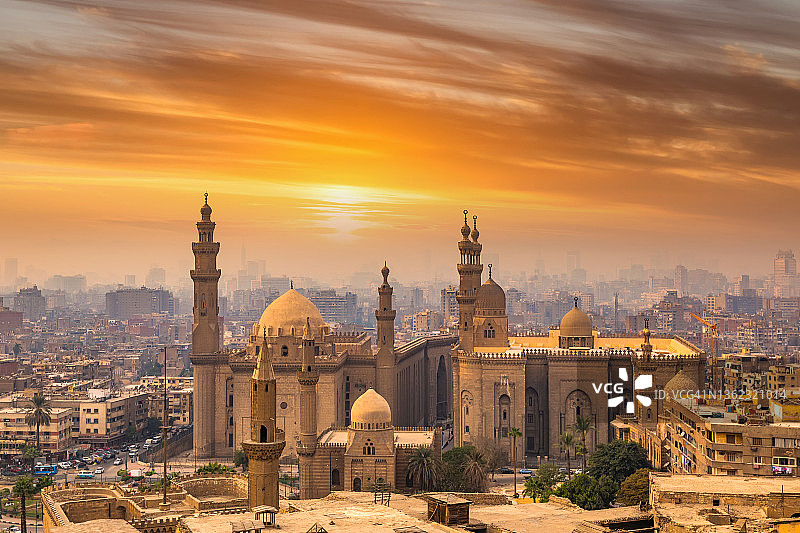日落时分的苏丹哈桑清真寺-伊斯兰学校，埃及开罗城堡图片素材