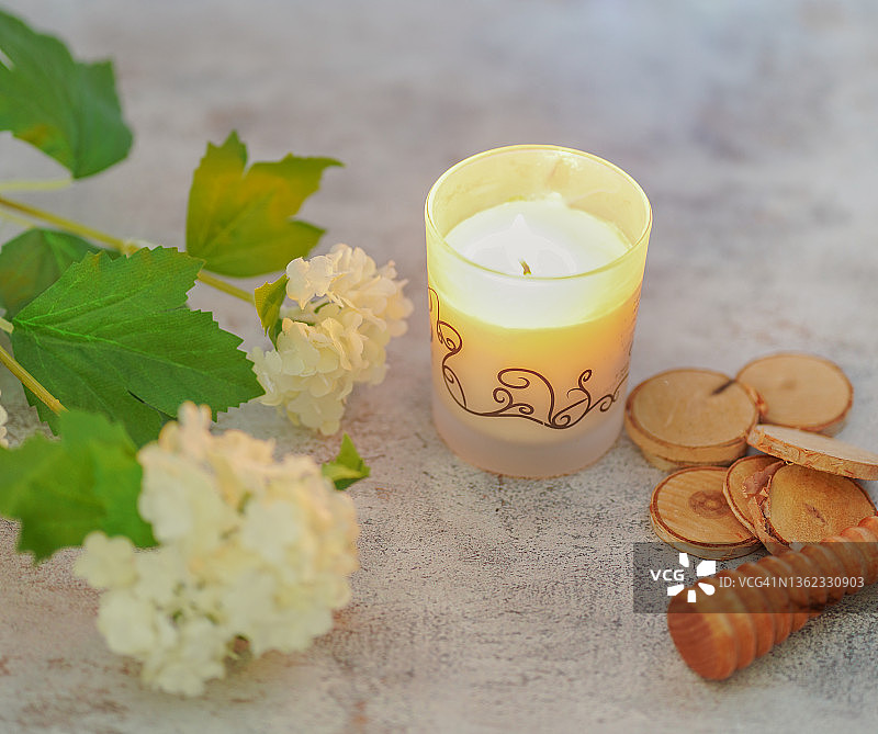 护理中心的禅意护理服务，蜡烛、白色花朵和木制配件带来健康图片素材