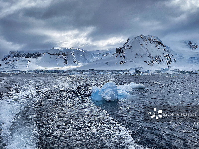 丹科岛 - 从充气艇上醒来图片素材