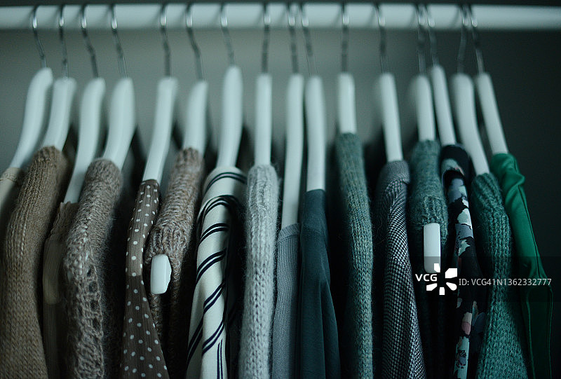 一排绿色和棕色的衬衫和毛衣图片素材