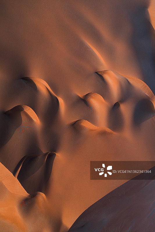 阿联酋阿布扎比，日落时分阿拉伯沙漠沙丘的鸟瞰图图片素材