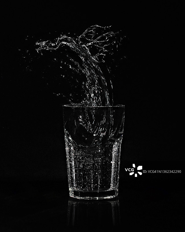 黑色背景上的飞龙造型纯净水特写图片素材