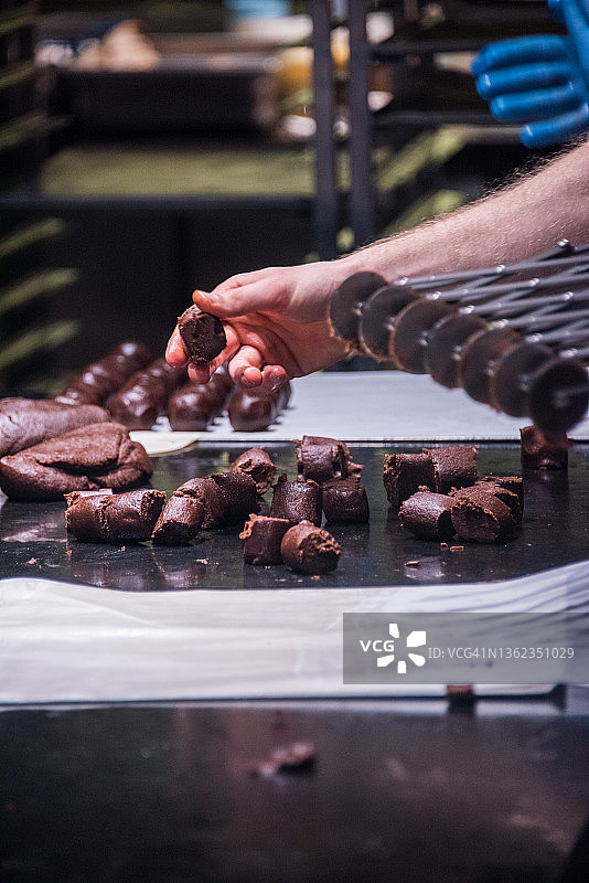 在面包厨房中使用滚轮式面团切割器图片素材