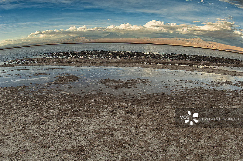 咸水湖和山脉图片素材
