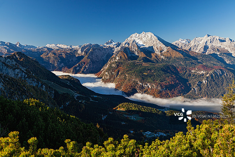 德国贝希特斯加登山区及国王湖秋日雾景全景航拍，鹰巢视角图片素材