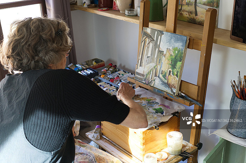 年长的女人在绘画图片素材