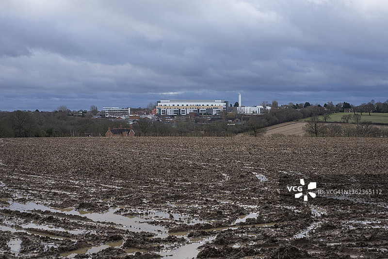 以医院为背景的泥泞的田野图片素材