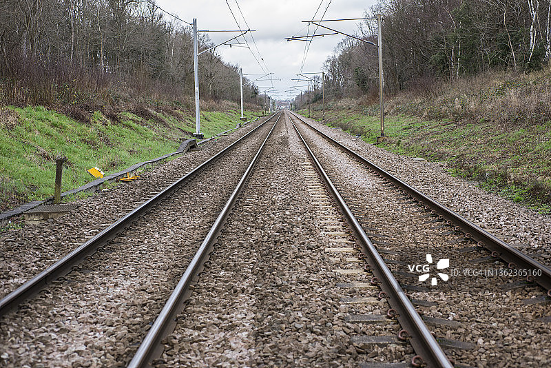 平行铁轨与架空电线图片素材