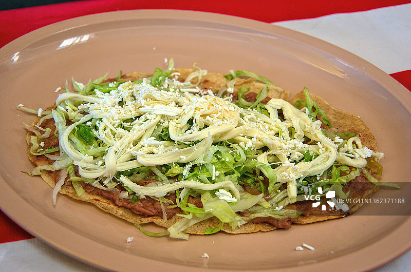 蔬菜玉米饼：搭配豆类奶酪和莴苣图片素材