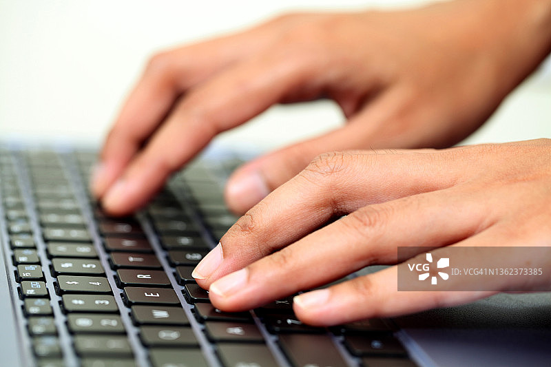 女人在键盘上打字图片素材