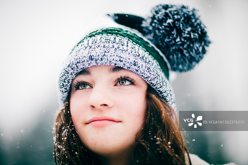 在后院享受雪景的少女图片素材