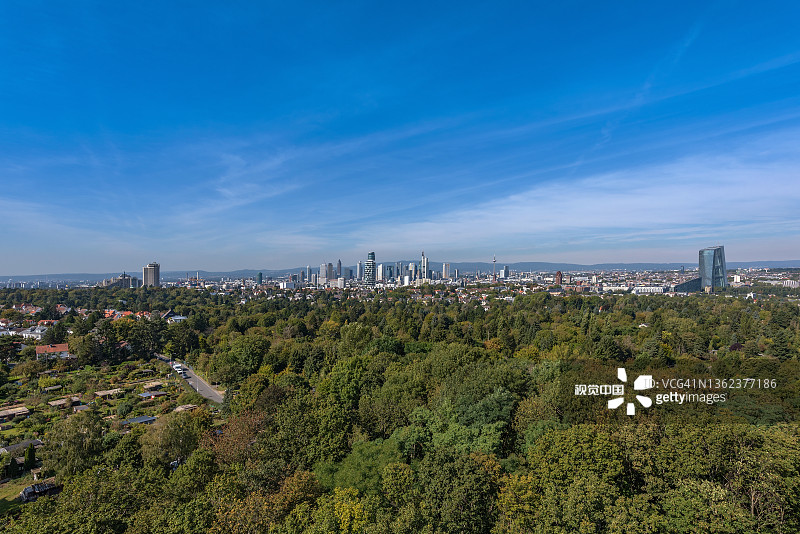 从歌德塔观景点眺望德国黑森州法兰克福天际线图片素材