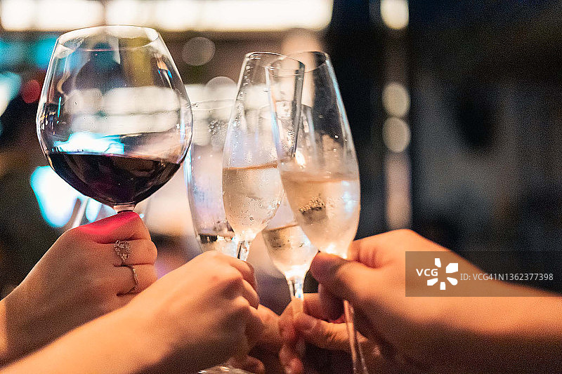 晚宴上手持香槟酒杯碰杯图片素材