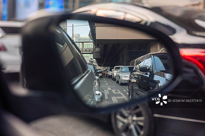 道路交通堵塞。背景模糊图片素材