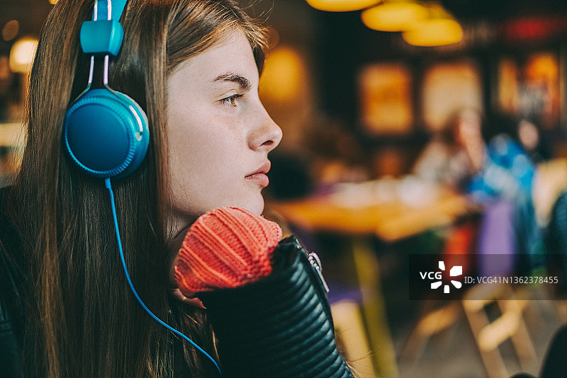 听音乐的少女图片素材