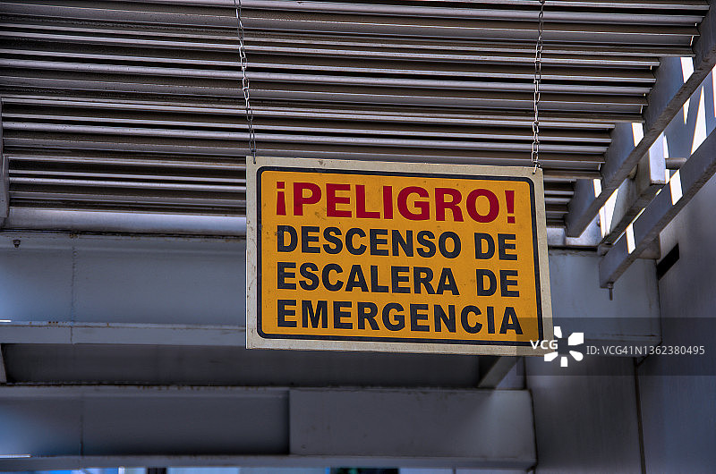 西班牙语“危险！紧急梯降”建筑外立面紧急疏散标志图片素材